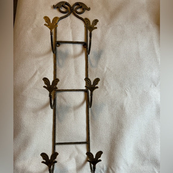 Vintage Home Interiors and Gifts Towel Holder - Picture 1 of 11
